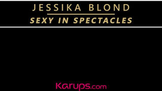 Jessika Blond a fullos világos szőke milf