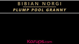 Bibian Norgi megkúrva a medence partán