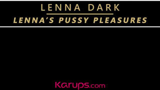 Lenna Dark egy gigászi dildóval maszturbál