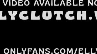 Elly Clutch telózás közben falloszt szop