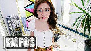 Mofos - Rosalyn Sphinx vaginája megkúrva