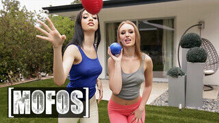 Mofos - Daisy Stone és Scarlett Bloom megosztják a farkat