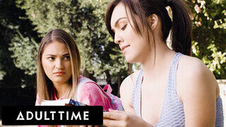 ADULT TIME - Koleszos Freya Parker beleszeret félénk lezbi tanítójába, Gizelle Blancóba
