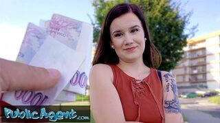 Vonzó pici Eliss meztelenül pózol amatőr fotózáson