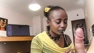 Nyakörves barna repedtsarkú nyáladzik a főnök péniszén