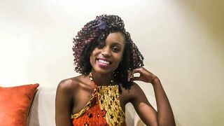 Mosolygós néger csinibaba pov castingon keményen megdöngetve