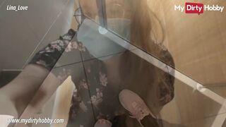 Lina Love mellbimbós maca masturbál közkonyhában